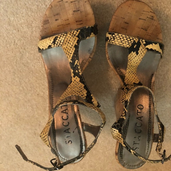 Two toned wedges size 8.5 Black and Tan - Picture 2 of 2